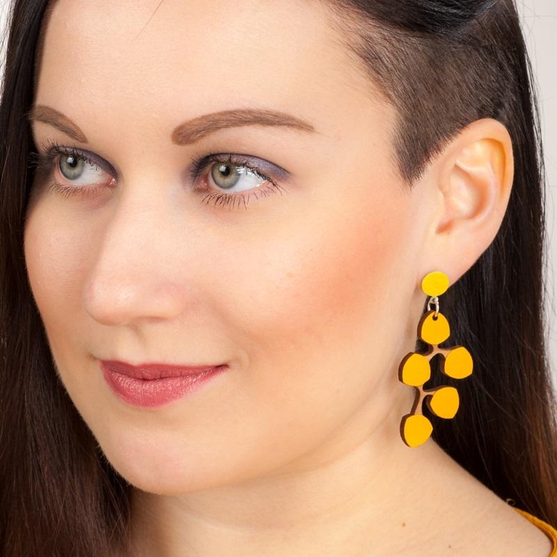 https://taitoshop.fi/wp-content/uploads/2019/02/lumimarja-korvakorut-oranssi-2-vanerikoru-Pauliina-Rundgren-HandiCrafts.jpg